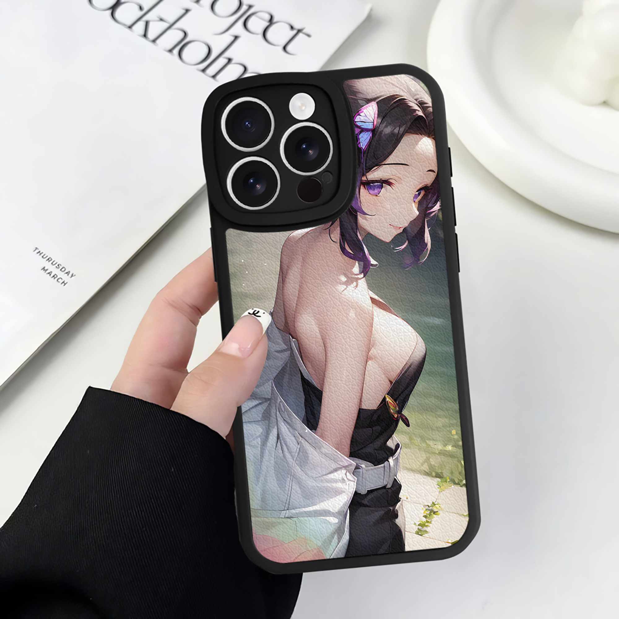（画像用） 鬼滅の刃（きめつのやいば）蟲柱-胡蝶 しのぶ／こちょう しのぶ Kochou Shinobu 【iPhone 16シリーズ対応】シリコンスマホケース（レザー調） 材質：シリコン
